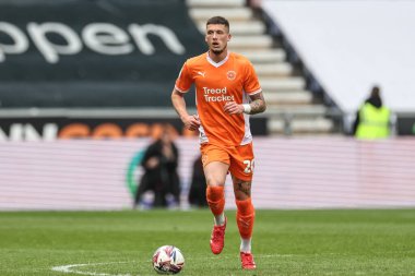 Blackpool takımından Oliver Casey, Wigan Athletic 'in Blackpool' a karşı oynadığı The Brick Community Stadyumu, Wigan, Birleşik Krallık 'ta 26 Nisan 2025 maçında topla birlikte oynadı.