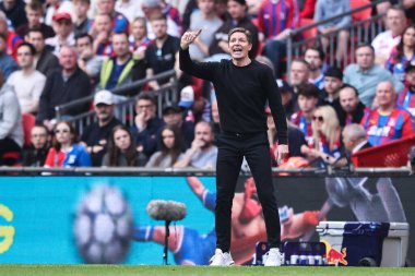 Kristal Saray 'ın menajeri Oliver Glasner, 26 Nisan 2025' te Londra 'daki Wembley Stadyumu' nda oynanan ve Aston Villa 'ya karşı oynanan Emirlikler FA Kupası yarı final maçında oyuncularına talimat verir.