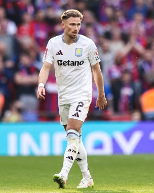 Aston Villa 'dan Matty Cash, 26 Nisan 2025 tarihinde Londra, Wembley Stadyumu' nda Kristal Saray ile Aston Villa arasında oynanan FA Cup yarı final maçı sırasında