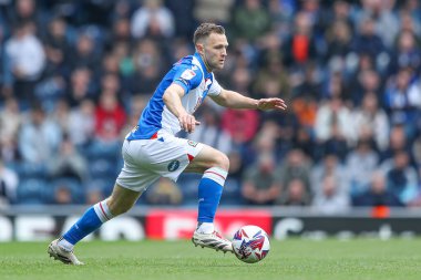 Blackburn Rovers takımından Hayden Carter, 26 Nisan 2025 'te Blackburn, İngiltere' de Blackburn Park 'ta Blackburn Rovers' a karşı oynanan Gökyüzü İddia Şampiyonası maçında topu ayaklarının dibine aldı.