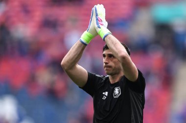 Aston Villa 'dan Emiliano Martnez, 26 Nisan 2025' te İngiltere 'nin Wembley Stadyumu' nda oynanan Emirates FA Cup Yarı-Final karşılaşmasında gezgin taraftarları alkışlıyor.