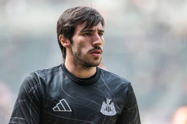 Newcastle United takımından Sandro Tonali, Premier League maçı sırasında St.James 's Park, Newcastle, İngiltere' de oynanan Newcastle United - Ipswich Town maçında ısınma turunda 25 Nisan 2025