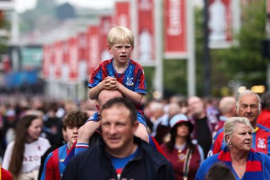 Crystal Palace taraftarları, 26 Nisan 2025 'te Wembley Stadyumu' nda oynanan ve Aston Villa 'ya karşı oynanan FA Cup yarı final maçı öncesinde Crystal Palace taraftarları