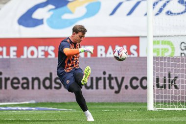 Blackpool 'dan Harry Tyrer 26 Nisan 2025' te İngiltere 'nin Wigan kentindeki Brick Community Stadyumu' nda oynanan Wigan Athletic-Blackpool maçında maç öncesi ısınma maçında