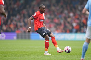 Luton Town 'dan Amari' i Bell, Gök İddia Şampiyonası 'nda Luton Town, Coventry City' ye karşı, Kenilworth Road, Luton, Birleşik Krallık, 26 Nisan 2025