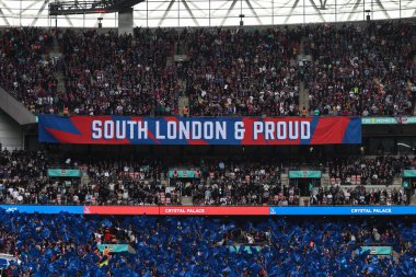 26 Nisan 2025 'te Birleşik Krallık' ın Wembley Stadyumu 'ndaki Kristal Saray ile Aston Villa arasında oynanan FA Cup yarı final karşılaşmasında Kristal Saray pankartları