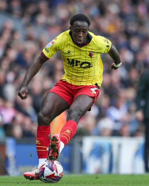 Watford 'dan Jeremy Ngakia, 26 Nisan 2025' te Blackburn Park, Blackburn 'de Blackburn Rovers' a karşı oynanan Gökyüzü İddia Şampiyonası maçında topu ayaklarının dibine aldı.