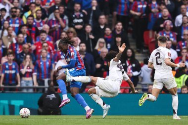 Kristal Saray 'dan Aston Villa' dan Boubacar Kamara, 26 Nisan 2025 'te Londra' daki Wembley Stadyumu 'nda oynanan Emirates FA Cup Yarı-Final karşılaşmasında ceza için Eberechi Eze' ye faul yaptı.