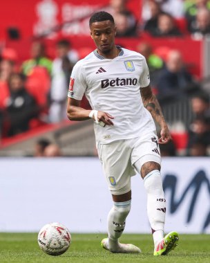 Aston Villa takımından Ezri Konsa, 26 Nisan 2025 'te Londra' nın Wembley Stadyumu 'ndaki Kristal Saray ile Aston Villa arasında oynanan Emirlikler Kupası yarı final karşılaşmasında görev başında.