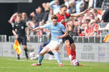 Luton Town 'dan Kal Naismith ve Coventry City' den Jack Rudoni Gök Bahis Şampiyonası maçında Luton Town, Coventry City 'ye karşı, Kenilworth Road, Luton, Birleşik Krallık, 26 Nisan 2025