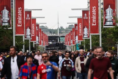 Her iki takımın taraftarları Wembley Way 'den aşağı inerek, 26 Nisan 2025' te Wembley Stadyumu 'nda oynanan ve Aston Villa' ya karşı oynanan, Emirates FA Kupası yarı final maçının önüne geçtiler.