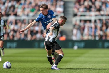 Ipswich Town 'dan Jack Clarke, Newcastle United' ın 25 Nisan 2025 'te St. James' s Park, Newcastle 'da oynanan Premier League maçı sırasında Kieran Trippier of Newcastle United' ın Ipswich Town maçında faul yaptı.