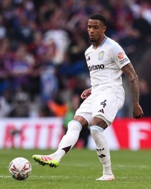 Aston Villa 'dan Ezri Konsa, 26 Nisan 2025' te İngiltere 'nin Wembley Stadyumu' ndaki Kristal Saray ile Aston Villa arasında oynanan Emirlikler Kupası yarı final maçında pas attı.