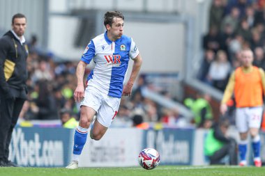 Blackburn Rovers takımından Callum Brittain, Blackburn, Birleşik Krallık 'ta, 26 Nisan 2025' te Blackburn Park 'ta oynanan Blackburn Rovers-Watford maçında topu ayaklarının dibine aldı.