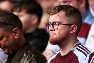 Aston Villa taraftarları, 26 Nisan 2025 'te İngiltere' nin Wembley Stadyumu 'nda oynanan ve Crystal Palace ile Aston Villa arasında oynanan FA Cup yarı final maçında üzgün görünüyorlar.