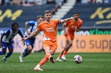 Blackpool 'dan Lee Evans, 26 Nisan 2025' te İngiltere 'nin Wigan kentindeki Brick Community Stadyumu' nda oynanan Wigan-Blackpool maçında 1-1 berabere kaldığı için penaltı aldı.