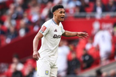 Aston Villa takımından Ollie Watkins, 26 Nisan 2025 tarihinde Wembley Stadyumu 'nda oynanan ve Aston Villa' ya karşı oynanan Emirlikler FA Kupası yarı final maçında takım arkadaşlarına talimat veriyor.