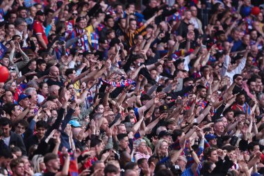 Crystal Palace taraftarları, 26 Nisan 2025 'te İngiltere' nin Wembley Stadyumu 'nda oynanan Kristal Saray-Aston Villa maçı sonrasında takımlarının galibiyetini kutladılar.