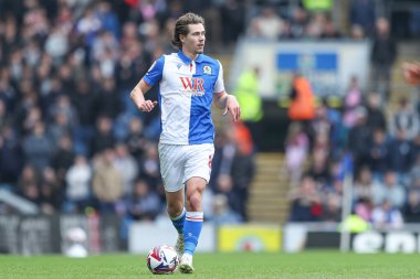 Blackburn Rovers takımından Todd Cantwell, 26 Nisan 2025 'te Blackburn, İngiltere' deki Ewood Park 'ta oynanan Blackburn Rovers-Watford maçında topu ayaklarının dibine aldı.