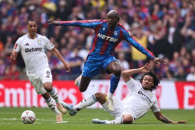 Aston Villa takımından Boubacar Kamara, 26 Nisan 2025 'te Londra' daki Wembley Stadyumu 'nda oynanan Emirlikler Kupası Yarı-Final karşılaşmasında Kristal Saray' dan Kristal Saray 'dan Jean-Philippe Mateta' ya faul yaptı.