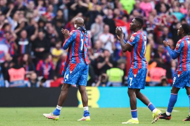 Kristal Saray 'dan Jean-Philippe Mateta, 26 Nisan 2025 tarihinde İngiltere' nin Wembley Stadyumu 'nda oynanan ve Aston Villa' ya karşı oynanan Emirates FA Kupası yarı final maçı sonrasında gezgin taraftarları alkışlıyor.