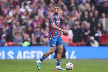 Kristal Saray 'dan Daniel Muoz, 26 Nisan 2025' te İngiltere 'nin Wembley Stadyumu' nda oynanan Kristal Saray-Aston Villa maçı sırasında görev başında.