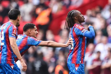 Kristal Saray 'dan Eberechi Eze, 26 Nisan 2025' te İngiltere 'nin Wembley Stadyumu' nda oynanan ve Aston Villa 'ya karşı oynanan Emirates FA Kupası yarı final maçında 1-0 yapma hedefini kutluyor.
