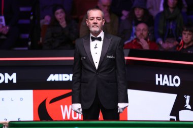 Hakem Olivier Marteel, Lei Peifan ile Zhao Xintong arasında oynanan 2025 Halo Dünya Snooker Şampiyonası 'nda Crucible Theatre, Sheffield, Birleşik Krallık, 26 Nisan 2025