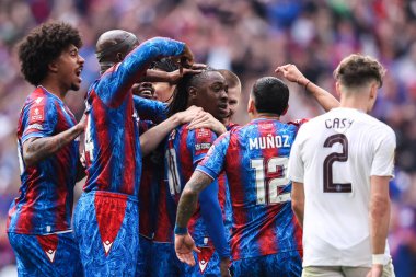 Kristal Saray 'dan Eberechi Eze, 26 Nisan 2025' te İngiltere 'nin Wembley Stadyumu' nda oynanan ve Aston Villa 'ya karşı oynanan Emirates FA Kupası yarı final maçında 1-0 yapma hedefini kutluyor.