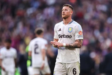 Aston Villa 'dan kederli bir Ross Barkley, 26 Nisan 2025' te Wembley Stadyumu 'nda oynanan ve Aston Villa' ya karşı oynanan Emirates FA Kupası yarı final maçı sonrasında gezgin taraftarları alkışlıyor.
