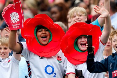 Taraftarlar maç öncesi atmosferin tadını çıkarıyorlar. 2025 Guinness Kadınlar Altı Milletler maçı öncesinde İngiltere ile Fransa arasında 26 Nisan 2025 'te Twickenham, İngiltere' deki Allianz Stadyumu 'nda oynanan karşılaşma.