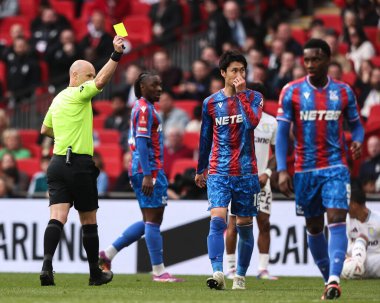 Kristal Saray 'dan Daichi Kamada, 26 Nisan 2025' te Londra 'daki Wembley Stadyumu' nda oynanan FA Cup yarı final karşılaşmasında hakem Anthony Taylor tarafından sarı kart gösterildi.