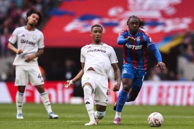 Aston Villa 'dan Ezri Konsa, 26 Nisan 2025' te İngiltere 'nin Wembley Stadyumu' ndaki Kristal Saray ile Aston Villa arasında oynanan Emirlikler Kupası yarı final maçında pas attı.