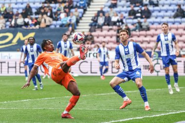 Blackpool 'dan Niall Ennis, 26 Nisan 2025' te İngiltere 'nin Wigan kentinde oynanan The Brick Community Stadyumu' nda oynanan Wigan Atletizm - Blackpool maçında topu kontrol ediyor.