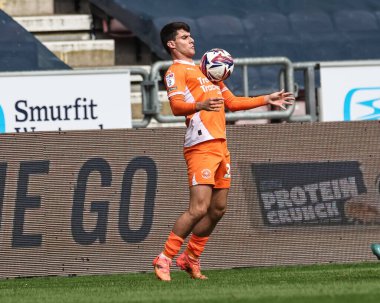 Blackpool 'dan Rob Apter, 26 Nisan 2025' te İngiltere 'nin Wigan kentindeki Brick Community Stadyumu' nda oynanan Wigan Athletic - Blackpool maçında topu kontrol ediyor.