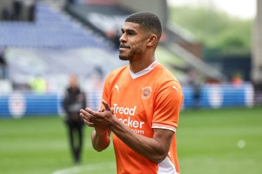 Blackpool 'dan Ashley Fletcher, 26 Nisan 2025' te İngiltere 'nin Wigan kentindeki Brick Community Stadyumu' nda oynanan Wigan Atletizm - Blackpool maçının son düdüğü sonrasında taraftarları alkışlıyor.