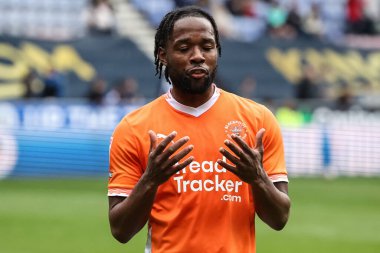 Blackpool takımından Joshua Onomah, Wigan Athletic 'e karşı Blackpool maçı sırasında 26 Nisan 2025' te Wigan 'daki Brick Community Stadyumu' nda oynandı.