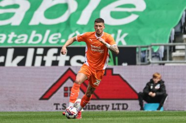 Blackpool 'dan Oliver Casey 26 Nisan 2025' te İngiltere 'nin Wigan kentinde oynanan The Brick Community Stadyumu' nda oynanan Wigan Athletic - Blackpool maçında topu aldı.