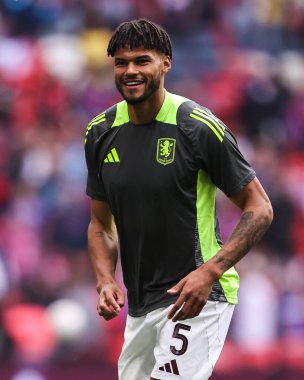 Aston Villa takımından Tyrone Mings, Birleşik Krallık 'ın Wembley Stadyumu' nda 26 Nisan 2025 tarihinde oynanan ve Emirates FA Cup yarı final maçı öncesinde oynanan ısınma maçında