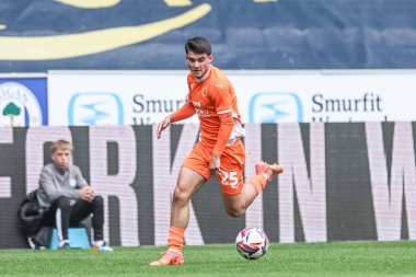 Blackpool 'dan Rob Apter, 26 Nisan 2025' te İngiltere 'nin Wigan kentindeki Brick Community Stadyumu' nda oynanan Wigan Atletizm - Blackpool maçında topu aldı.