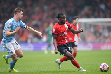 Luton Town 'dan Millenic Alli 26 Nisan 2025' te İngiltere 'nin başkenti Kenilworth Road' da Luton Town ile Coventry City arasındaki Gökyüzü İddia Şampiyonası maçında top üzerinde.