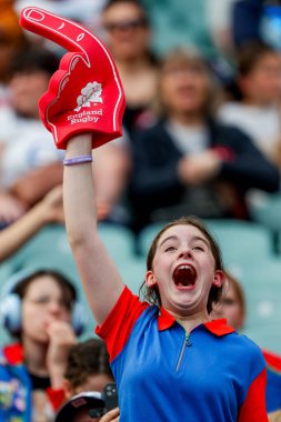 Taraftarlar maç öncesi atmosferin tadını çıkarıyorlar. 2025 Guinness Kadınlar Altı Milletler maçı öncesinde İngiltere ile Fransa arasında 26 Nisan 2025 'te Twickenham, İngiltere' deki Allianz Stadyumu 'nda oynanan karşılaşma.