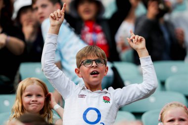 Taraftarlar maç öncesi atmosferin tadını çıkarıyorlar. 2025 Guinness Kadın Maçı öncesinde altı ülke Fransa 'ya karşı Allianz Stadyumu, Twickenham, Birleşik Krallık, 26 Nisan 2025