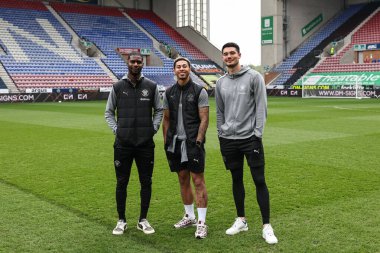 Blackpool 'dan Odel Offiah, Jordan Lawrence-Gabriel ve Elkan Baggott, Wigan Athletic' in Blackpool 'a karşı oynadığı The Brick Community Stadyumu, Wigan, Birleşik Krallık, 26 Nisan 2025' te oynanan Sky Bet 1 karşılaşmasında geldiler.