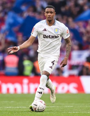 Aston Villa takımından Ezri Konsa, 26 Nisan 2025 'te Londra' nın Wembley Stadyumu 'ndaki Kristal Saray ile Aston Villa arasında oynanan Emirlikler Kupası yarı final karşılaşmasında görev başında.