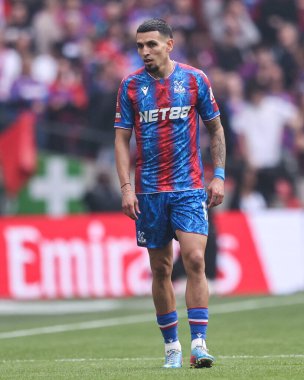 Kristal Saray 'dan Daniel Muoz, 26 Nisan 2025 tarihinde Birleşik Krallık' ın Wembley Stadyumu 'nda oynanan Kristal Saray-Aston Villa maçı sırasında oynanan FA Cup yarı final karşılaşmasında