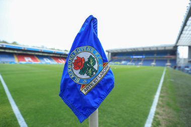 Blackburn Rovers, 26 Nisan 2025 'te Blackburn, İngiltere' de Blackburn Park 'ta Blackburn Rovers' a karşı oynanan Gökyüzü İddia Şampiyonası öncesinde köşe bayrağı kazandı.