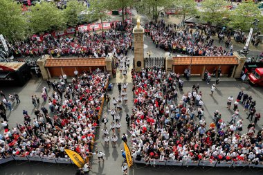 İngiltere Kadınlar 2025 Guinness Kadınlar Altı Ulusun karşılaşmasından önce 26 Nisan 2025 'te Twickenham, İngiltere' deki Allianz Stadyumu 'nda Allianz Stadyumu' na geldi.