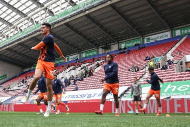 Blackpool 'dan Elkan Baggott ve Blackpool' dan Niall Ennis maç öncesi ısınma oturumunda Wigan Athletic 'in Blackpool' a karşı oynadığı The Brick Community Stadyumu, Wigan, Birleşik Krallık 'ta 26 Nisan 2025