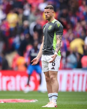 Aston Villa 'dan Ross Barkley, Birleşik Krallık' ın Wembley Stadyumu 'nda 26 Nisan 2025 tarihinde oynanan ve Emirates FA Cup yarı final maçı öncesinde oynanan ısınma maçında Crystal Palace ile Aston Villa karşılaşacak.